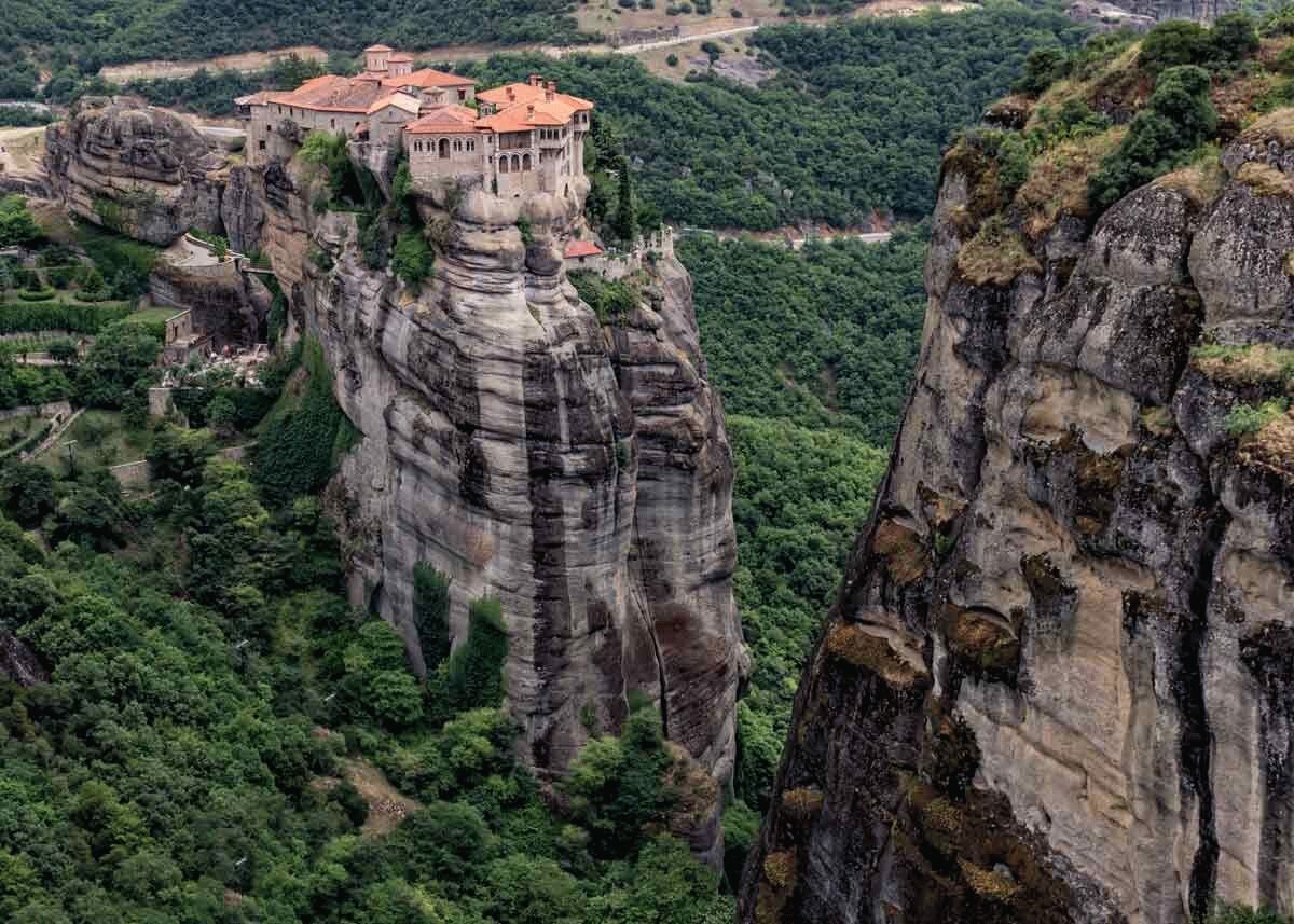 Монастырь на вершине скалы