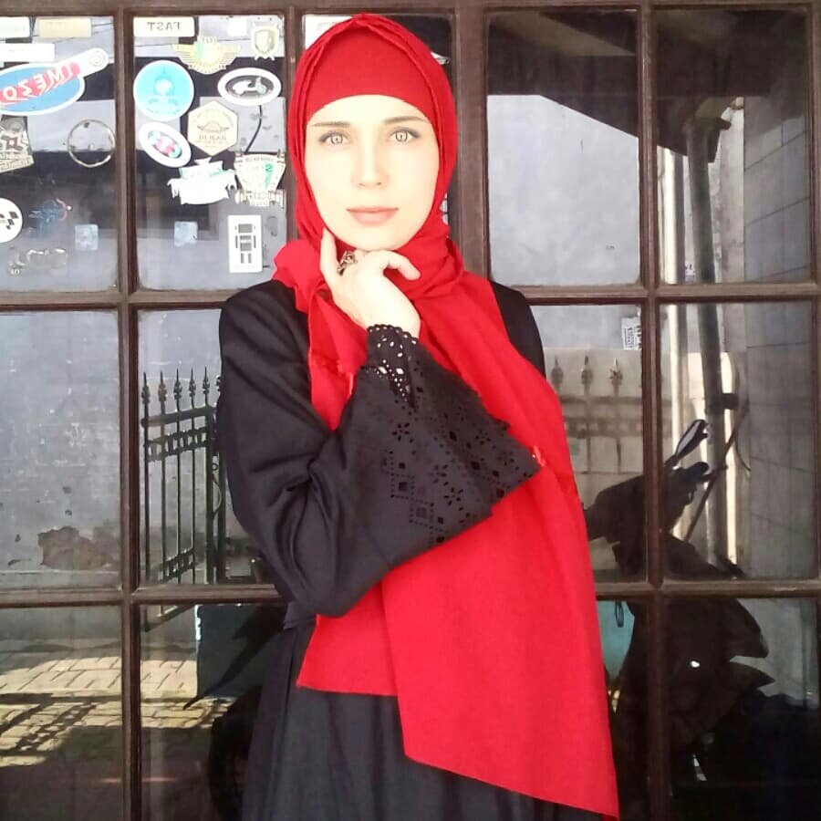 Мой свадебный наряд. Очень практичный - до сих пор ношу, а фото сделано почти через 13 месяцев после свадьбы.