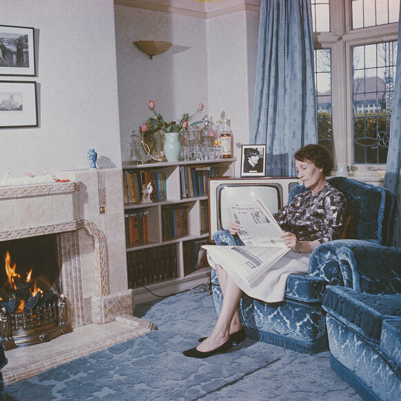 Тетя Мими Смит, сидя в гостиной и читая газету, фото: victrolarecords.tumblr.com