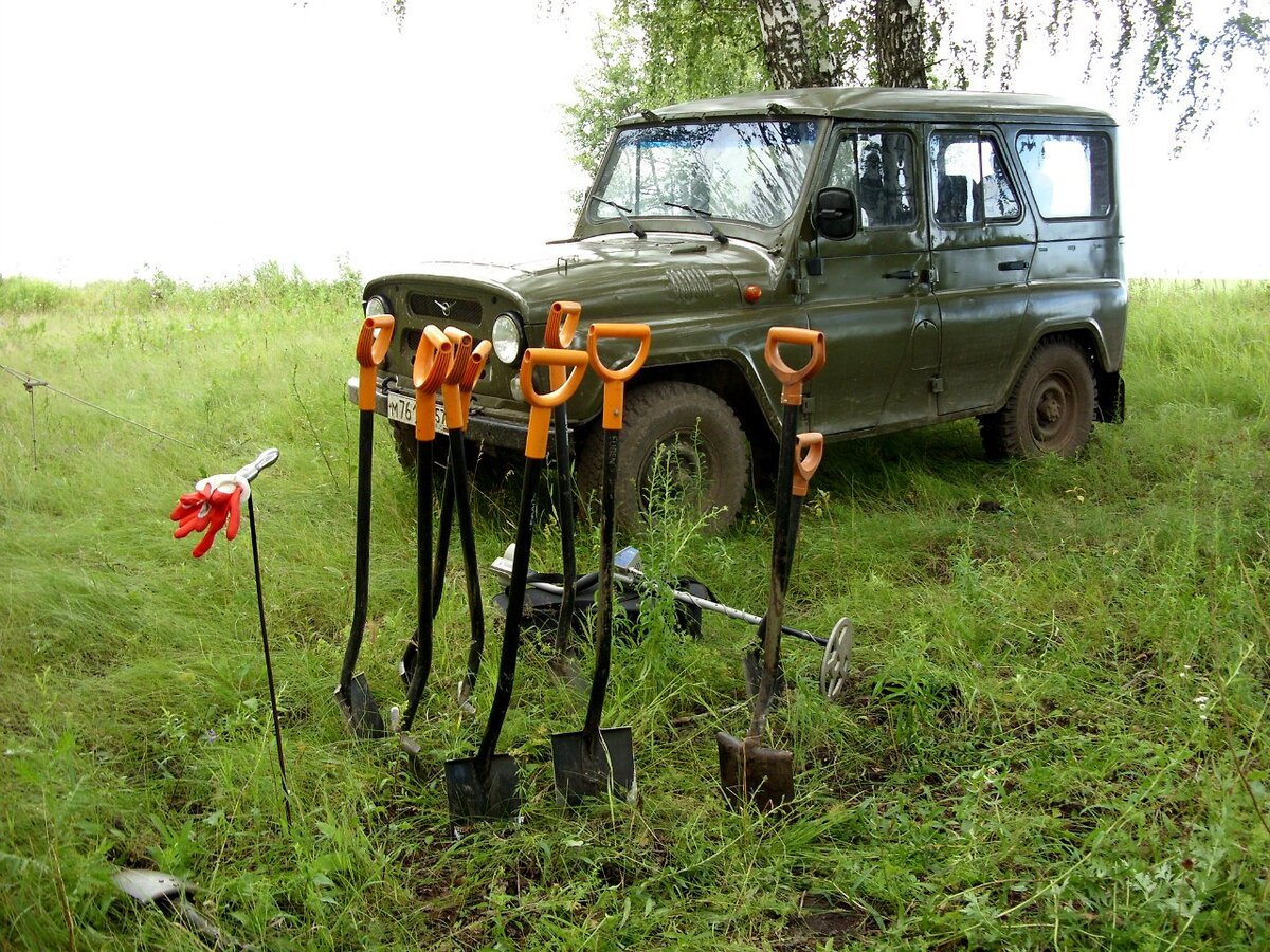 Лучшие друзья поисковика - щуп, лопата и прибор
