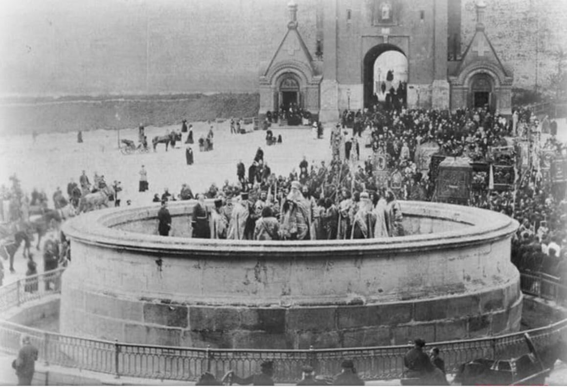 Крестный ход и поздравления высшего духовенства с Лобного места