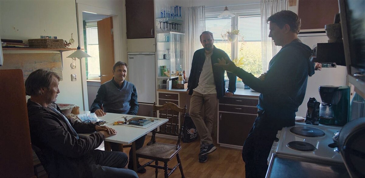 Друзья обсуждают свой питейный эксперимент. Кадр из к/ф «Еще по одной».