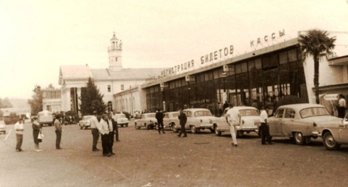 В 1960 году приезжал Хрущев, фото аэровокзала Адлер /sochi.scapp.ru/scapp-gorod/kak-vyglyadel-airport-soch