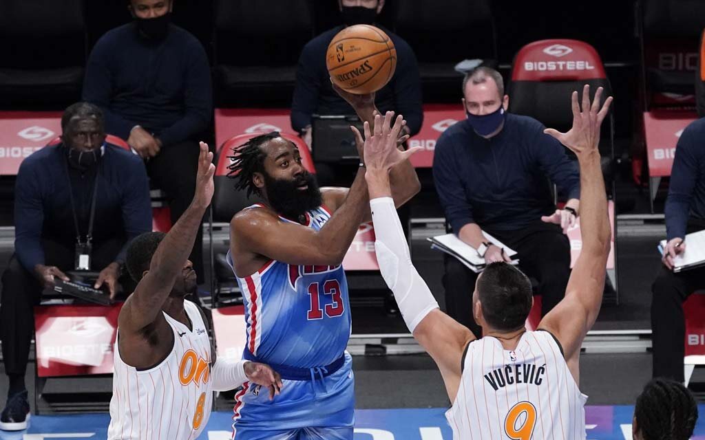 Джеймс Харден атакует кольцо "Орландо" через Николу Вучевича