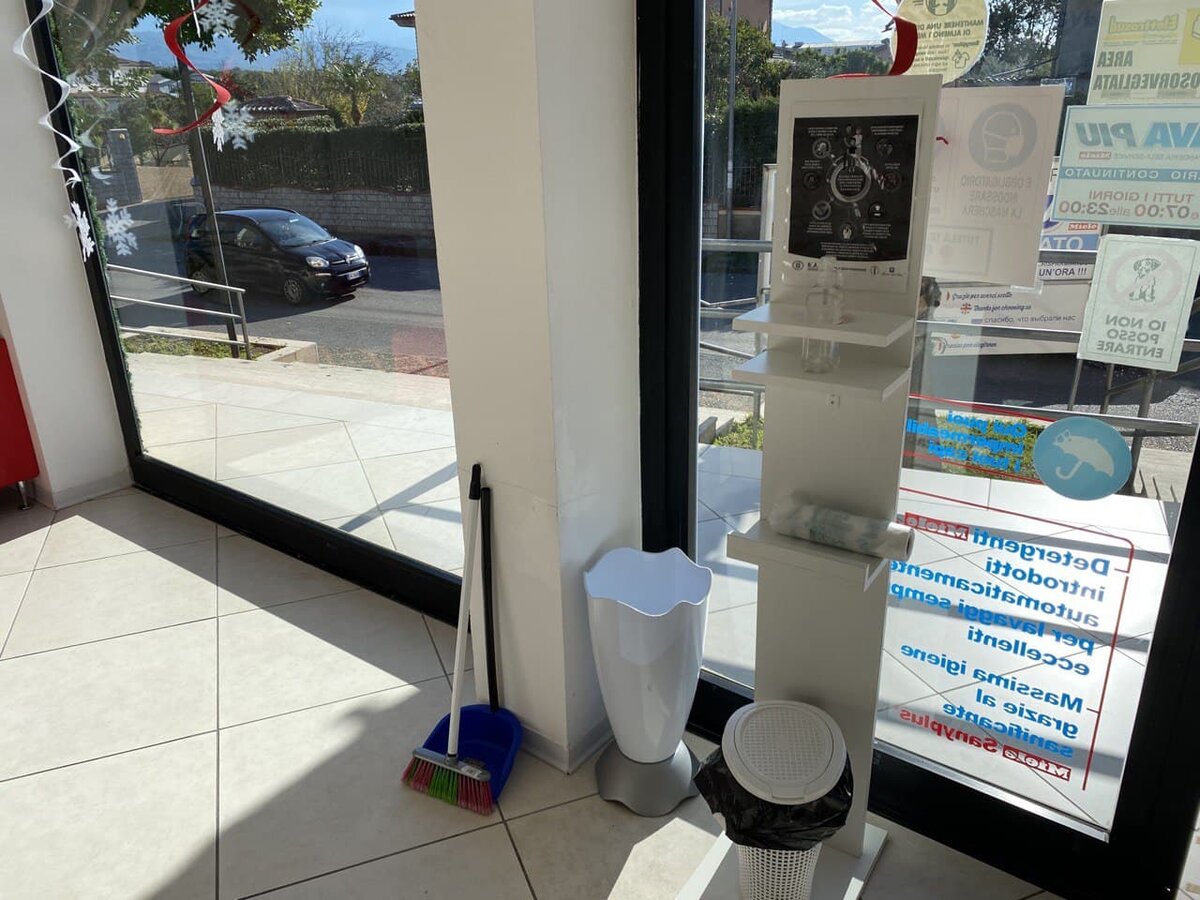 Средства для обработки рук в прачечной самообслуживания в Италии.