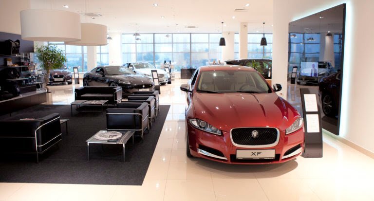 Автосалон Jaguar 