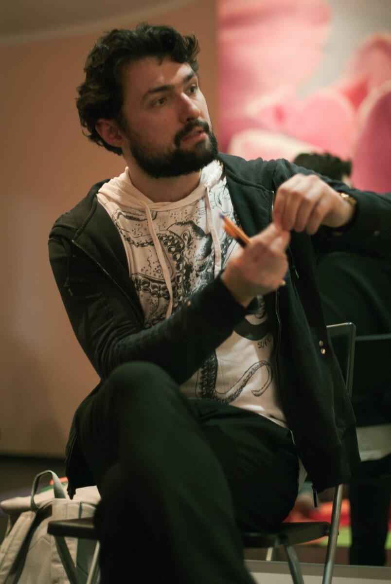 Олег Бунов. Фото с семинара, сделанное моей подругой - Екатериной Коптеловой, фотографом (она составила мне компанию). Олег, кстати, ведёт терапевтические онлайн-сессии и развивает свой курс по психологии.  