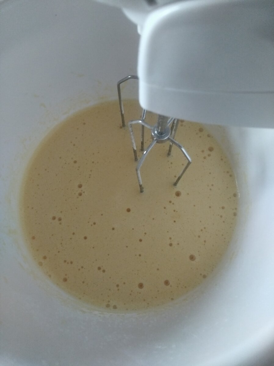 Взбиваем яйца с сахаром