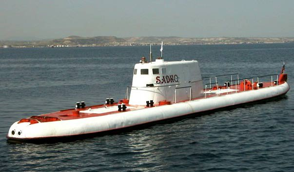 Нет, это не наша "Ласточка". У нас поменьше. И окрашена наша в такой цвет, чтобы никакой рыбак ночью не увидел, что под ним проплывает хотя бы на глубине 10 метров. Впрочем, изображений нашей малютки в Интернете не существует. Думаю, не нужно объяснять почему. 