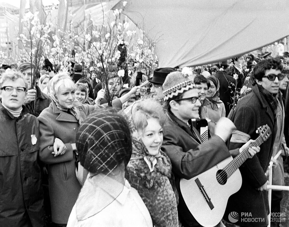 Демонстрация 1 мая в ссср. Первомай парад СССР. Первомай демонстрация СССР. Первомайское шествие СССР.