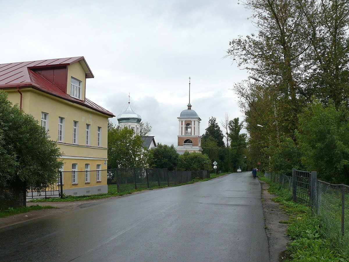 Фото из интернета. Троицкая улица.  Администрация города. Кремлевский парк. Вид на Волхов. 
