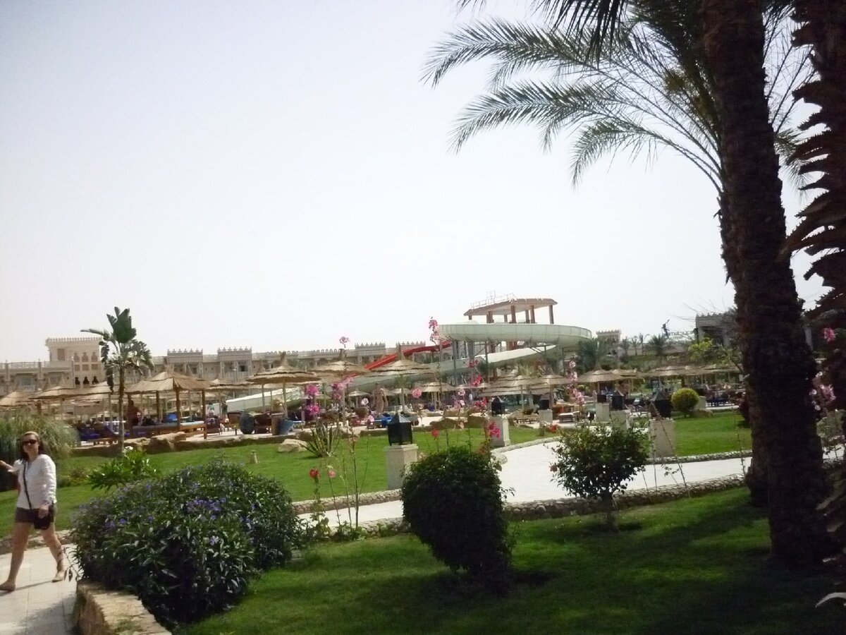 Территория отеля очень большая.