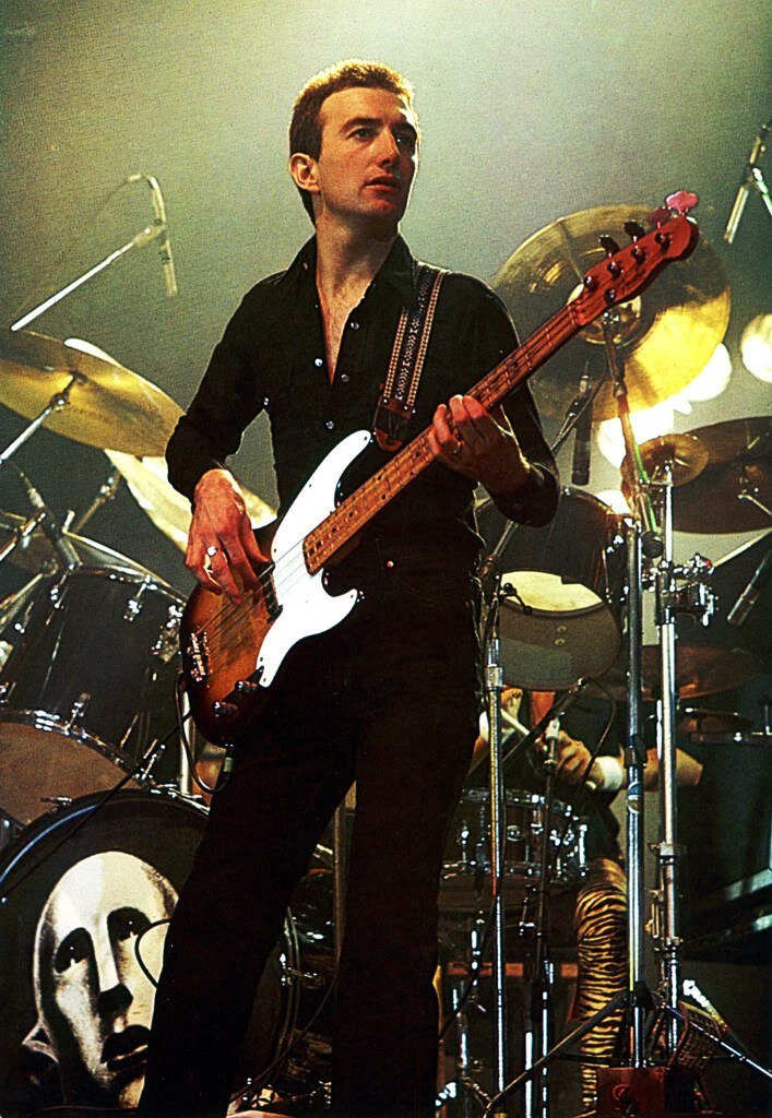 Джон Дикон с гитарой Fender Precision 1955 