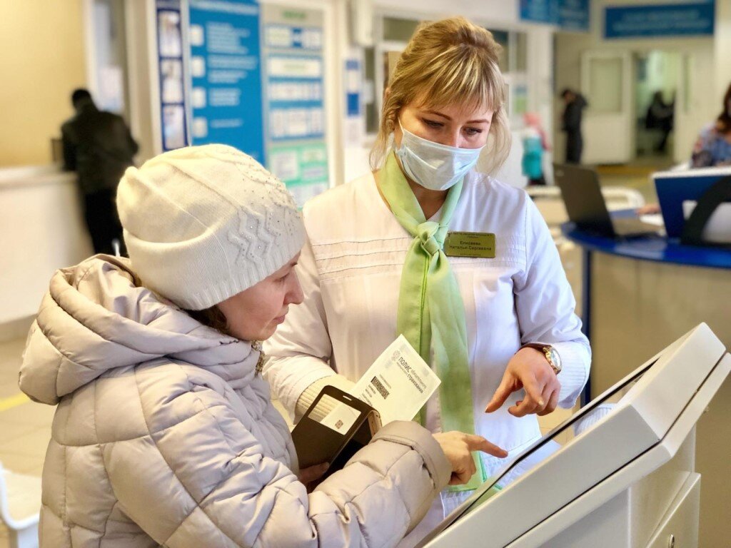 ...А могло бы быть так.  Пришел, тебе помогли разобраться получить талон, ждешь своего часа и на визит. Однако, далеко не везде картина радужная...