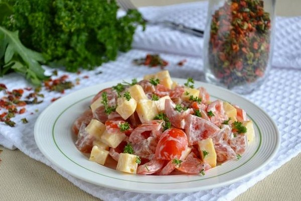 Если вы следите за своей фигурой и здоровьем, то приготовьте на обед салат из свежих овощей с добавлением твердого сыра и куриного мяса. Берите филе или грудку, в них меньше жира, зато много полезного белка, который быстро утолит голод. Калорийность готового блюда составляет порядка 150 ккал на 100 г. 
