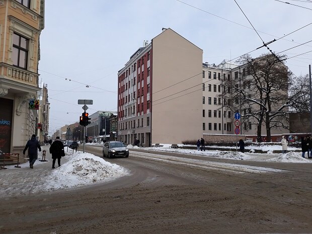 Рига, 9 февраля 2021. Не Москва, конечно, но я бы не сказала, что улицы - пусты. 