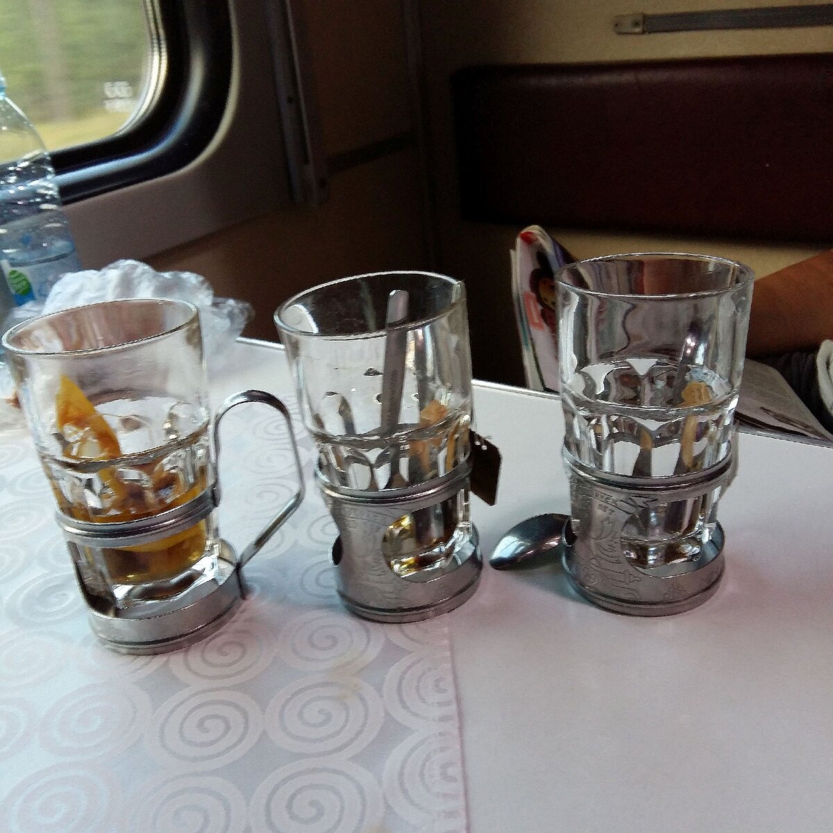 А разве не классно попить чайку в поезде во время командировки? Фото автора