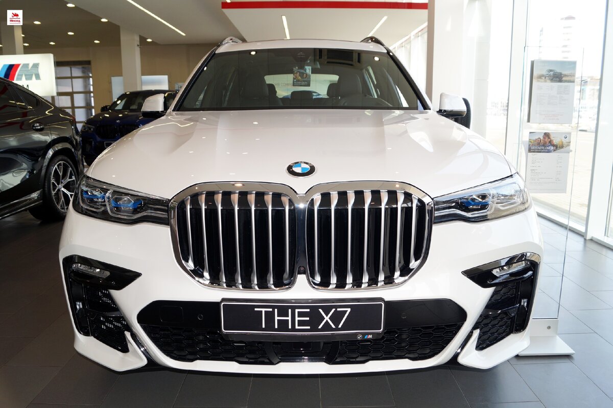 Вид спереди BMW X7 (G07)