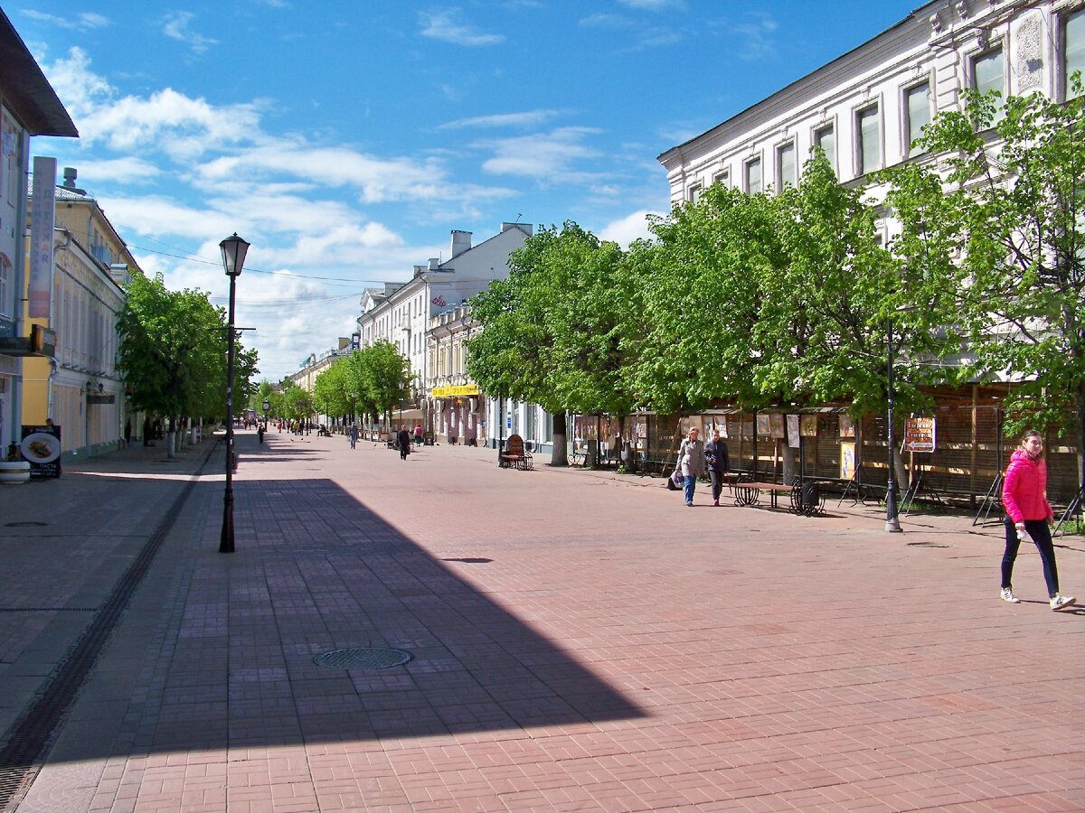 На улице российских городов можно. Тверь пешеходная улица Трехсвятская. Тверской Арбат в Твери. Ул Трёхсвятская в Твери. Город Тверь улица Трёхсвятская.