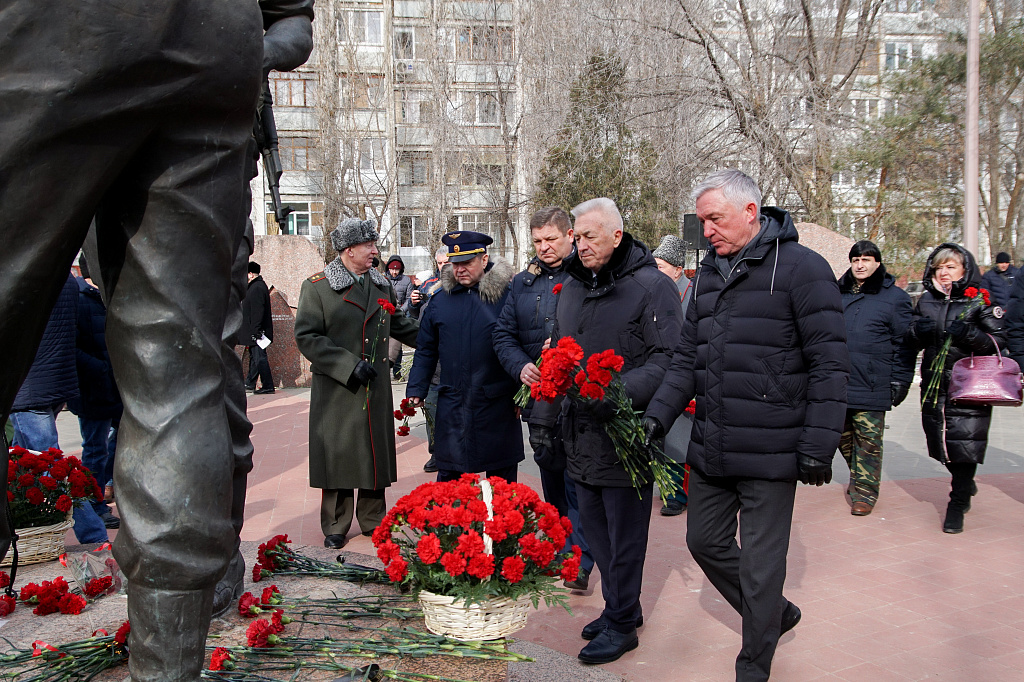 Воины интернационалисты детям. Мемориал воинам-афганцам волгоград. памятник в тихорецке памяти воинов интернационалистов. 15 февраля воины интернационалисты. памятник воинам интернационалистам волгоград.