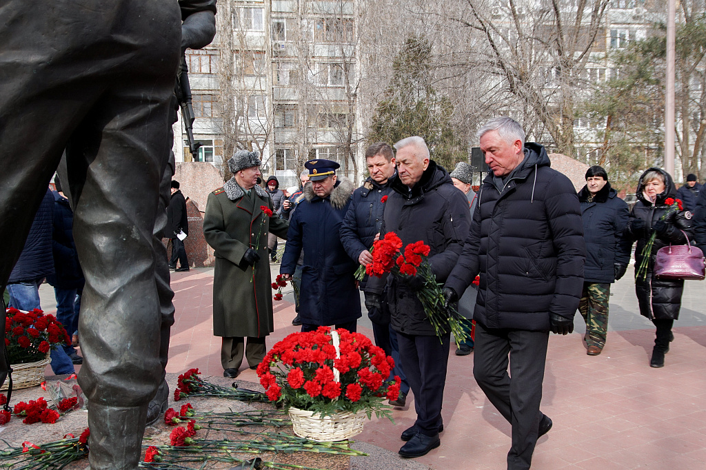 Воины афганцы память. Мемориал воинам-афганцам Волгоград. Памятник в Тихорецке памяти воинов интернационалистов. 15 Февраля воины интернационалисты. Памятник воинам интернационалистам Волгоград.