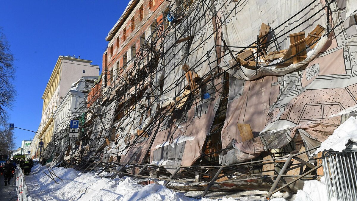 Обрушение строительных лесов в центре Москвы 15.02.2021