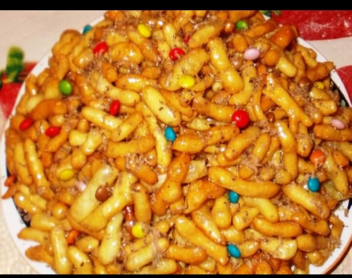 Украсила тем, что не доели дети.