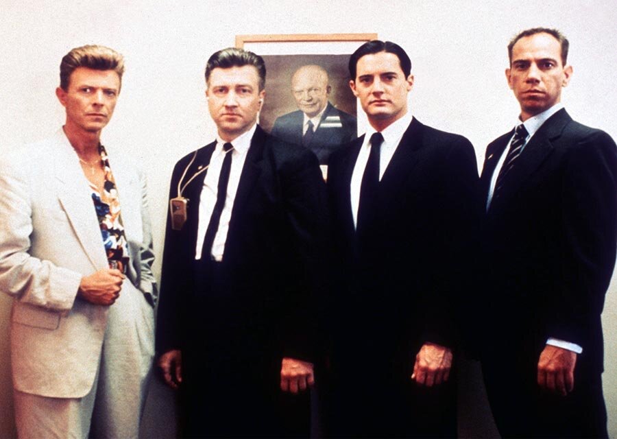 Дэвид Боуи, Дэвид Линч, Кайл Маклахлен и Мигель Феррер во время сьемок «Твин Пикс: огонь иди со мной» (1992)