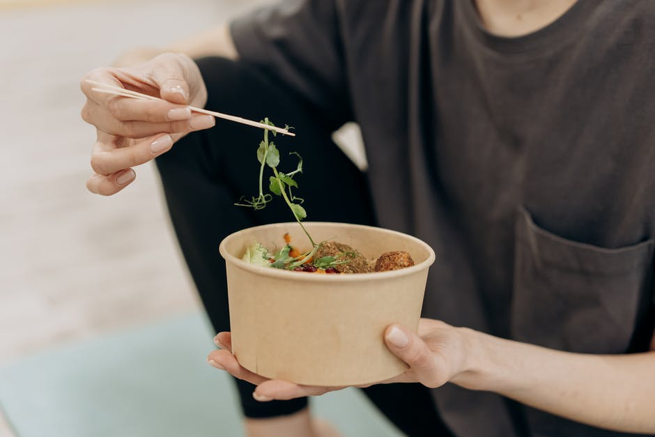 Фото https://www.pexels.com/photo/person-holding-a-bowl-with-vegetables-6740518/