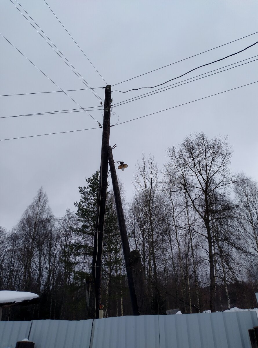 вот так выглядит столб от которого идёт к нам электричество, куча каких-то проводов, как в Индии