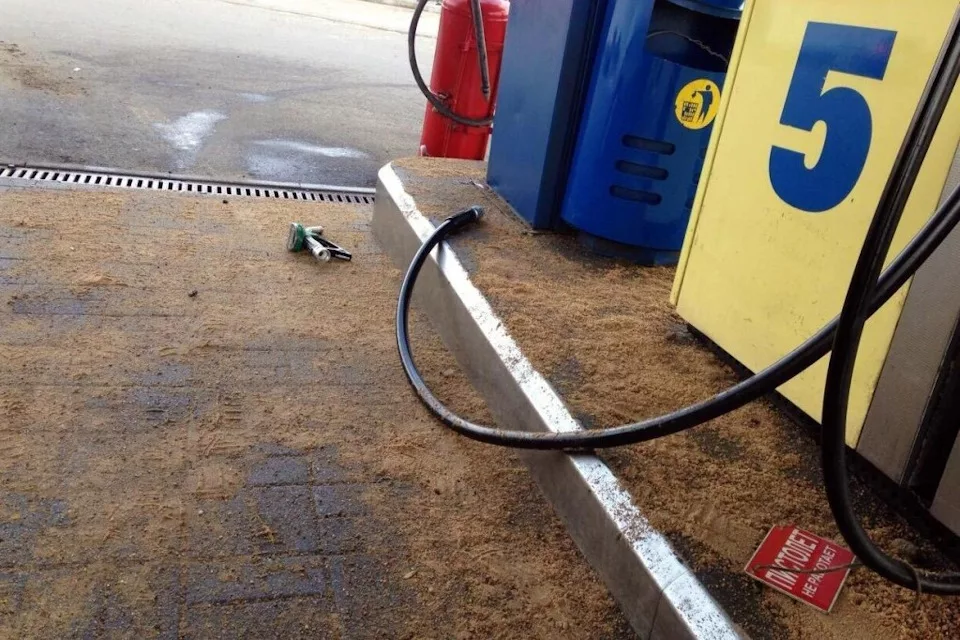 Заправочный пистолет газ. Пистолет для заправки со шлангом. Оторвали шланг на азс. Вырвало шланг. Оторвал заправочный пистолет.