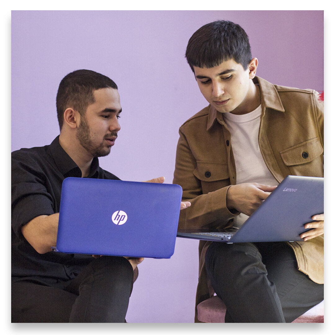 Слева - специалист по SEO-продвижению -Ильгиз. Справа - специалсит по экспериментальным проектам - Тарон.