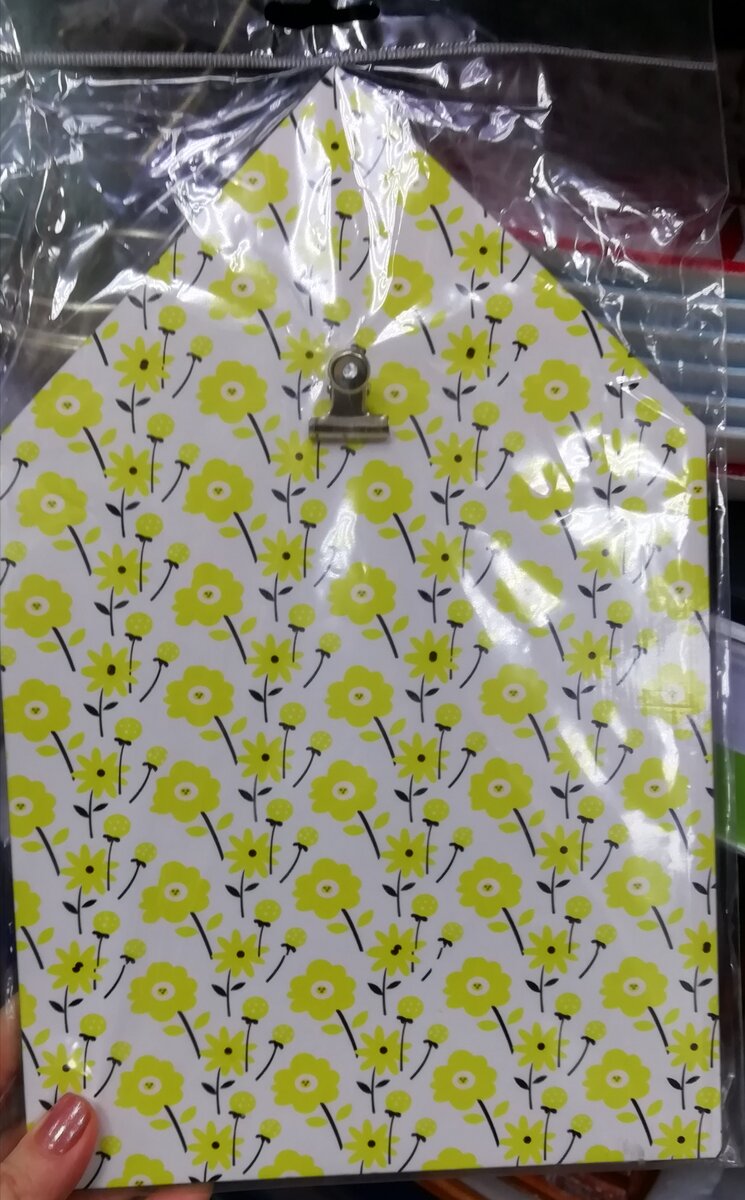 Не успела  зайти, как сразу обратила внимание на эту по весеннему яркую доску в виде домика, как оказалось, Панно для заметок и фотографий. Размер: 18х28 см. Состав:фанера, фурнитура. 