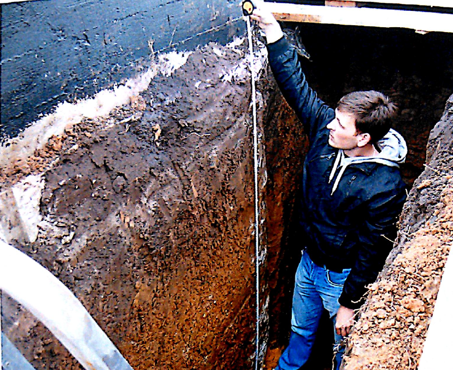 Из материалов экспертизы - Эксперт измеряет высоту буронабивной сваи @ Горбунов Сергей