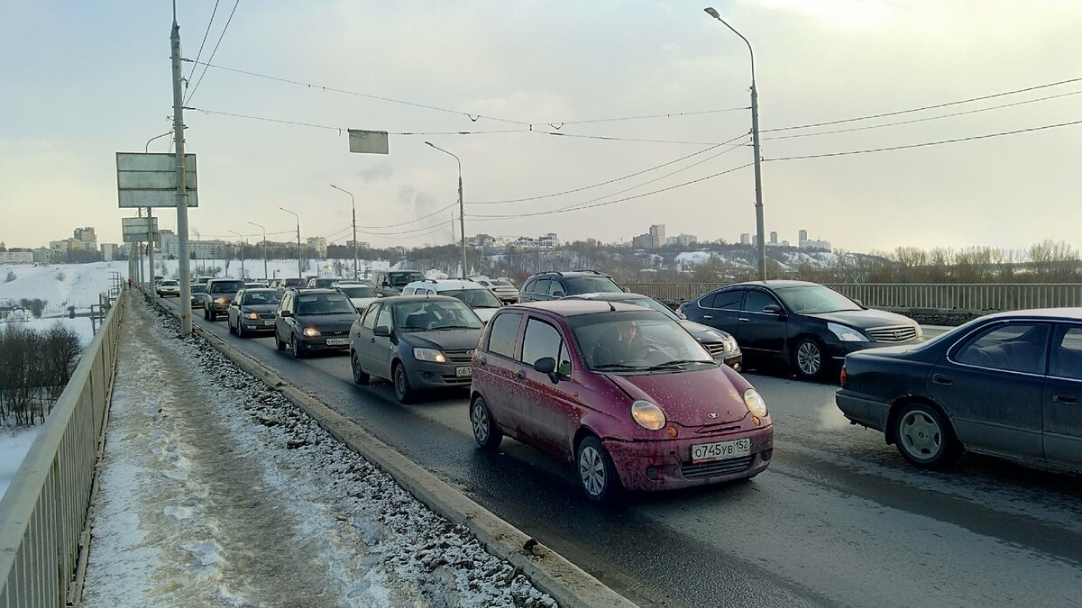Чаще всего Канавинский мост сильно загружен транспортом - и личным, и общественным