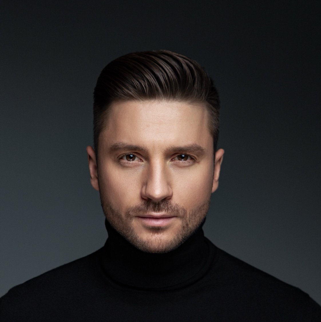 Сергей Лазарев – звезда российской эстрады, бывший солист группы «Smash!!», а сейчас популярный сольный исполнитель, актер театра и телеведущий. Он гордится тем, что успевает совмещать несколько дел одновременно и грамотно распределять силы.