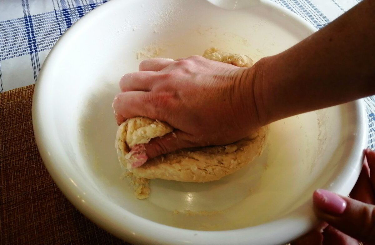 Ингредиенты:  яйца - 2 шт., соль по вкусу, мука - 6 стаканов, растительное масло - 2 столовых ложки, кипячёная вода - 2 стакана.