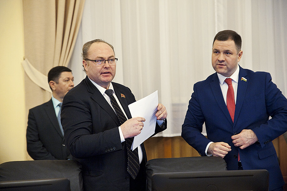 Антон Чупрунов является помощником депутата от КПРФ Юрия Юхневича (на фото слева). Фото: Дмитрий Ткачук/URA.RU/TASS