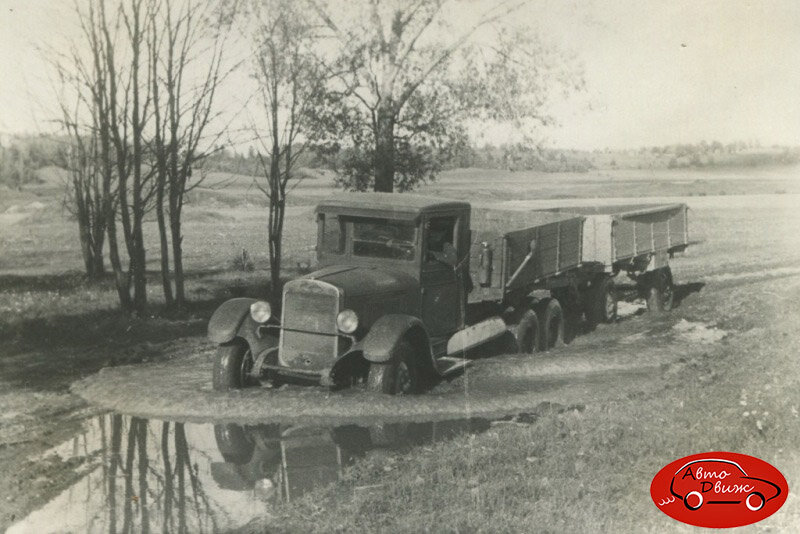 Автопоезд с тягачом ЗИС-6 на разбитом участке дороги