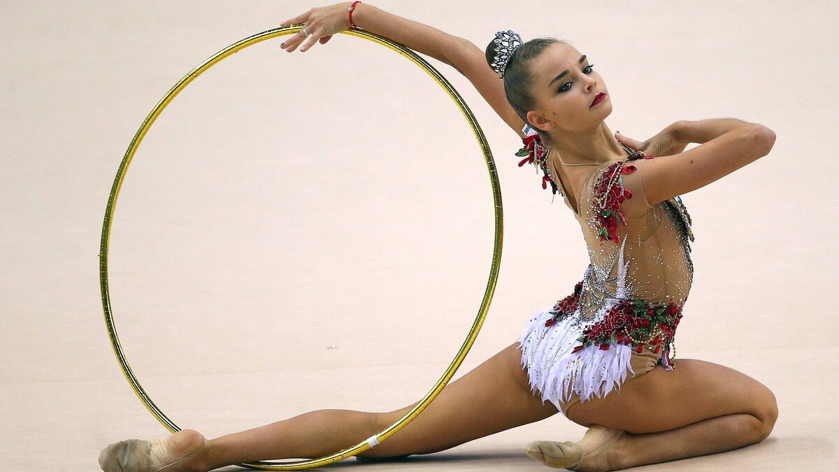 Дина Аверина  - гимнастка -"художница".                             фото: картинки яндекса.