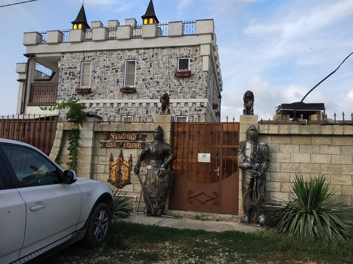 Эту фотографию я вчера сделала  в посёлке, в котором я живу в данный момент.