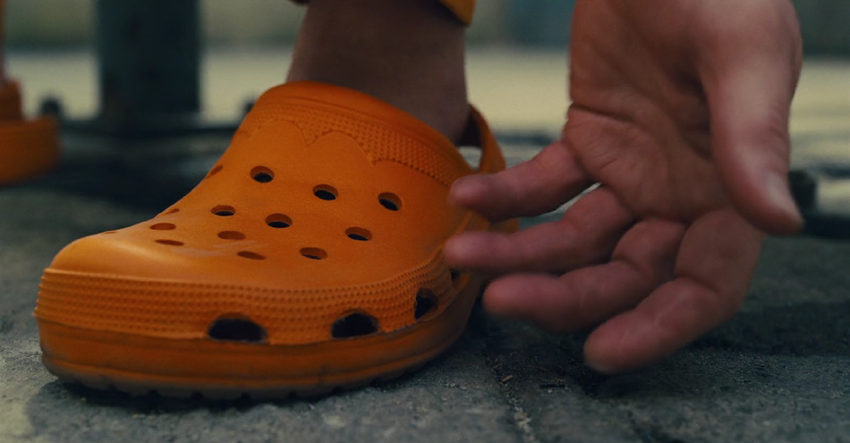 Фильм начинается с крупной рекламы кроксов