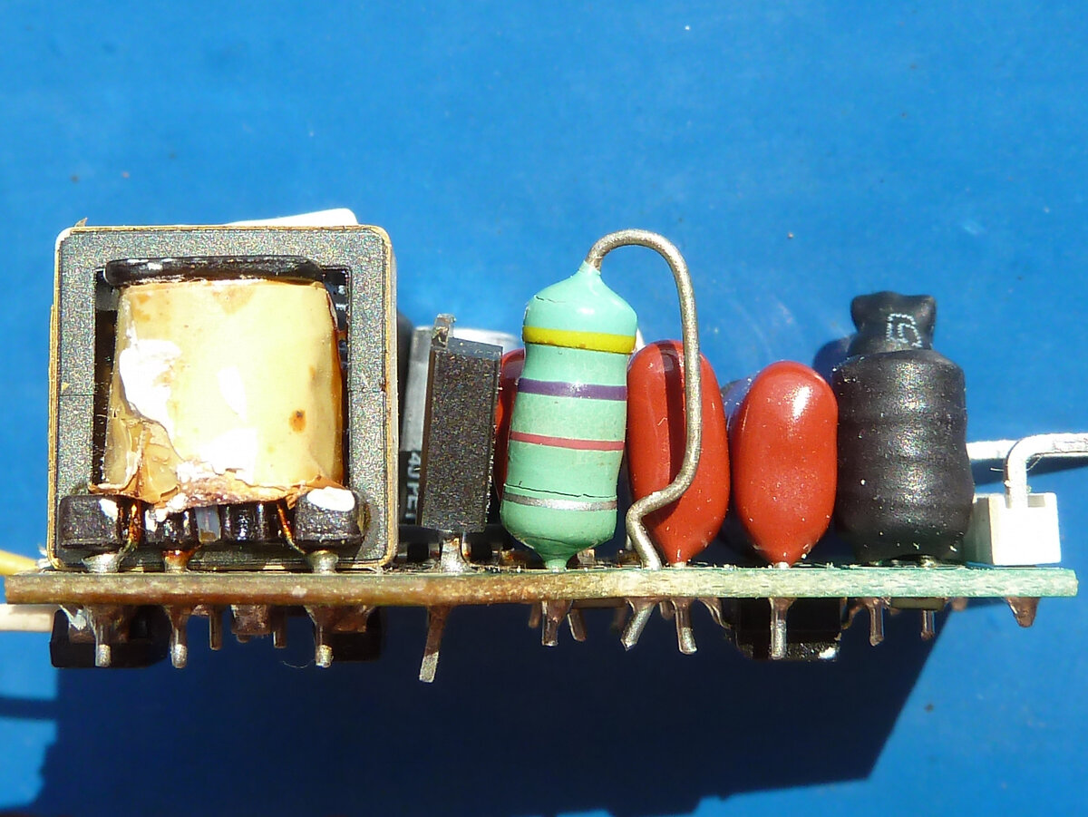 Слева-направо: трансформатор, полевой транзистор, дроссель, 2 конденсатора, дроссель