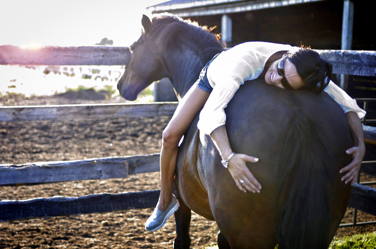 Быть конником - это когда тебя тянет к крупу лошади...)