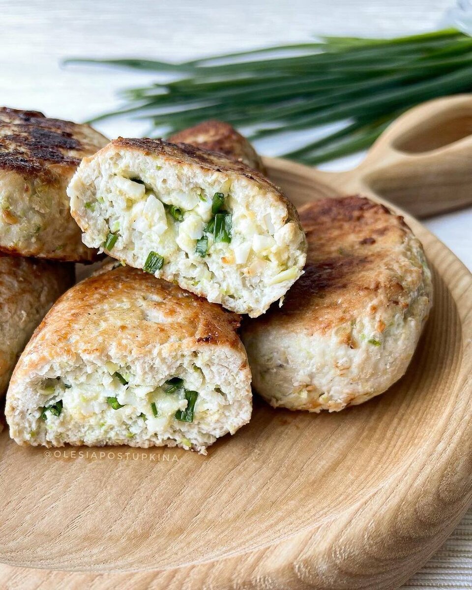 🐣ПП КОТЛЕТЫ «ПТИЧЬЕ МОЛОКО».

КБЖУ на 100г.: 149/23.3/4.8/3.1.
КБЖУ на 1шт.: 118/18.4/3.8/2.4.

Ингредиенты для фарша:
- 400г куриного филе
- 80г кабачка
- 100г лука
- соль, перец, сухой чеснок и специи по желанию.

Ингредиенты для начинки:
- 1 варёное яйцо
- 35г твёрдого сыра
- 3г оливкового масла
- 10г зелени
- соль.

Приготовление:
✅Измельчить блендером все ингредиенты для фарша, перемешать.
✅Приготовить начинку - сыр натереть, зелень и яйцо измельчить, добавить масло, посолить .
✅Обязательно работаем влажными руками.
Делим фарш и начинку визуально на 6 частей. Распределяем 1 часть фарша по ладони, выкладываем в центр начинку и заворачиваем. Придаём форму. Получается фаршированная котлетка. Лепим все котлеты.
✅Разогреваем сковороду, смазываем маслом, на большом огне жарим до образования румянца с 2 сторон, потом огонь делаем средним и жарим дальше минут 10, переворачиваем каждые 1.5-2 минуты.

Приятного аппетита!