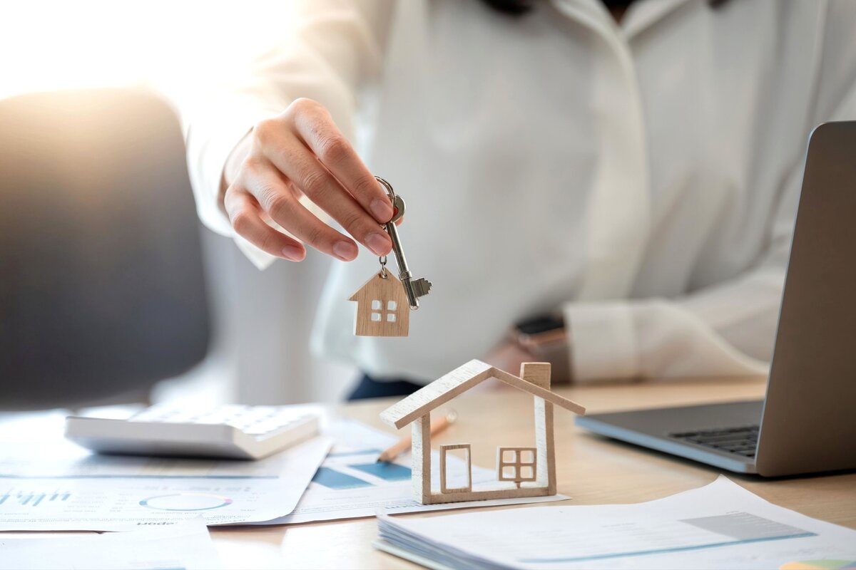 Застройщики и юристы рекомендуют оформить жилье в собственность в течение месяца с момента получения ключей. 