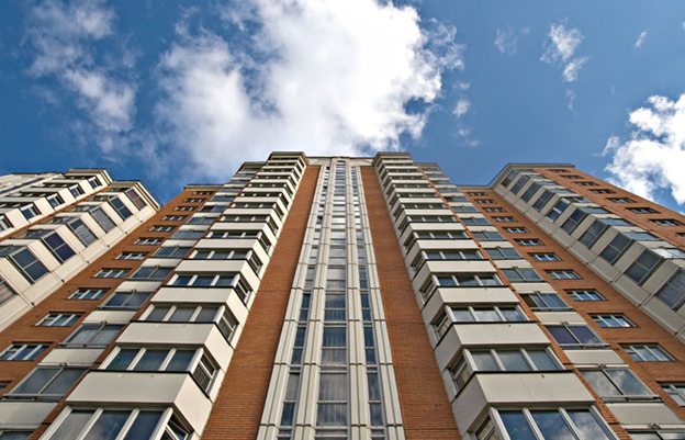 Так как большинство населения нашей страны проживает многоквартирных домах, следовательно  изменение которое вступает в силу с 01.01.2022 коснется многих. С предложение об увеличении платы за капитальный ремонт еще в июле выступил Минстрой. Председатель правительства Михаил Мишустин подписал постановление правительства, утверждающее повышение платы за капитальный ремонт в многоквартирных домах с 1 января 2022 г. 
Обоснование - повышение платы за капремонт происходит из-за подорожания строительных материалов. 
Согласно постановлению, цена договора может быть увеличена не более чем на 25% при условии, что она уложится в предельную стоимость услуг по капремонту в конкретном регионе.  На сколько изменятся взносы граждан? Узнаем в 2022 году.
