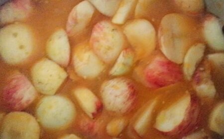 Мою яблочки, режу на 4 части, удаляю сердцевину и добавляю к томатам. Варю примерно 30 минут после закипания. 