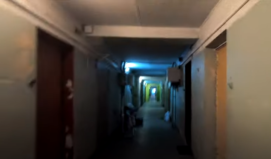 примерно такой коридор