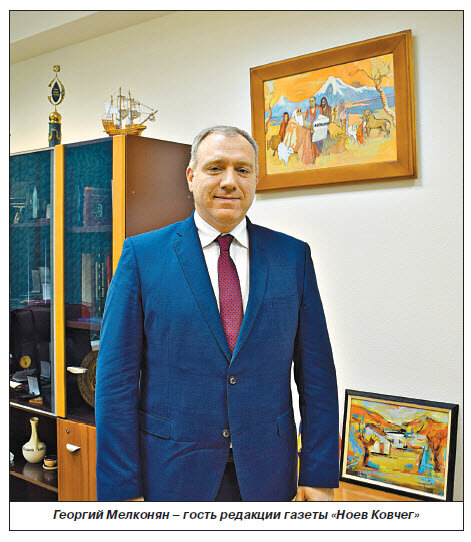 Что касается курения, были проведены исследования, которые выявили якобы меньший риск заражения ковидом у курильщиков. Аргументировалось это тем, что у курящих пациентов в легочной ткани на фоне длительного курения происходят фиброзные изменения, и в такие легкие вирус проникает менее охотно. Но это сомнительные утверждения. Начинать курить для того, чтобы «обезопасить» себя от вируса, не стоит. Если эти утверждения и верны, они, скорее всего, касаются курильщиков со стажем. А у начинающих в случае заражения курение может только усугубить состояние.